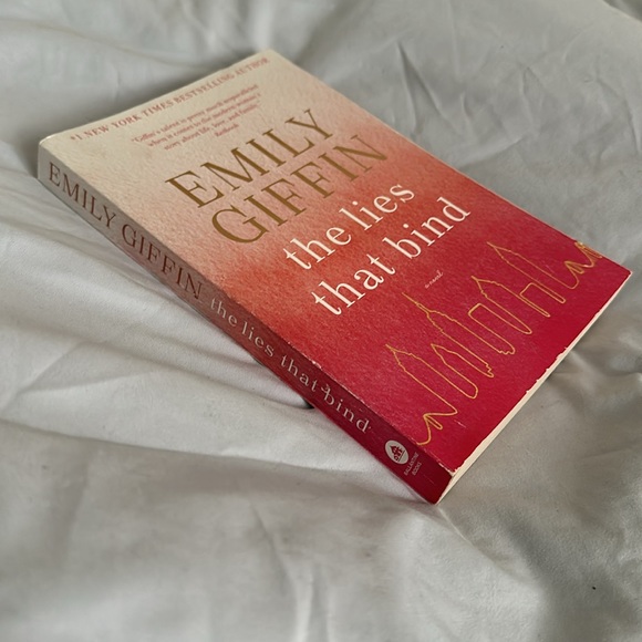 The Lies That Bind by Emily Giffin Book - Picture 3 of 4